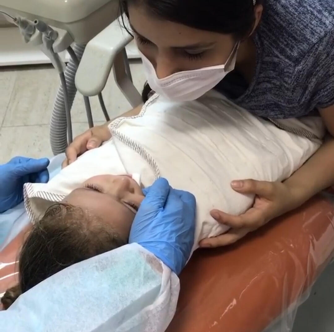 Mamãe cantando para filha